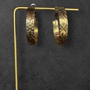 Gold color‎ hoop with patterned texture
